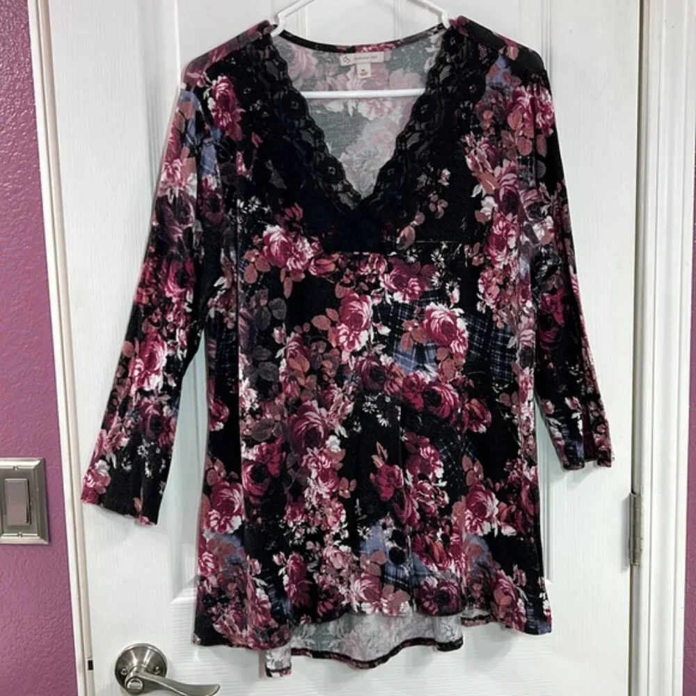 Vneck top - Picture 1 of 4